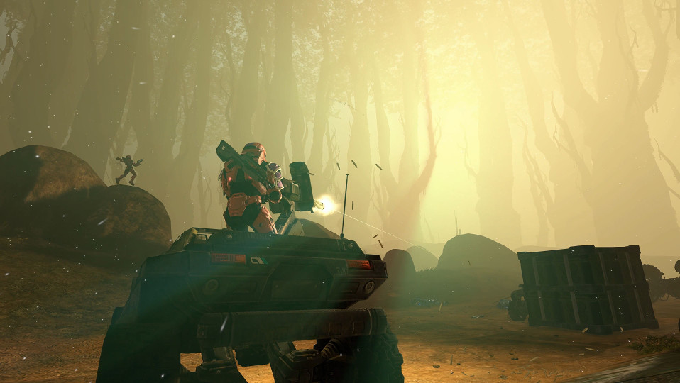 Spartan disparando desde un Warthog en el mapa Standoff, con el cielo y la niebla modificados para crear un bosque brumoso.